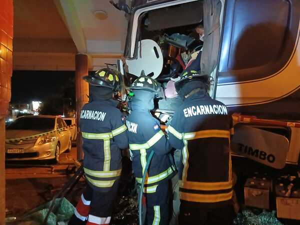Camionero ebrio se estrelló contra un local en el circuito comercial de Encarnación