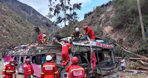 La Nación / Perú: colectivo cae a barranco y deja 18 muertos