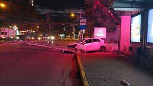 Video: vehículo derribó dos columnas y atropelló a una persona en Asunción - Policiales - ABC Color