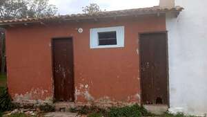 Indignante: sanitario clausurado desde hace años obliga a niños a compartir baño con adolescentes en colegio de Ypacaraí - Nacionales - ABC Color