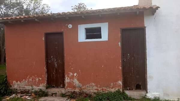 Indignante: sanitario clausurado desde hace años obliga a niños a compartir baño con adolescentes en colegio de Ypacaraí - Nacionales - ABC Color