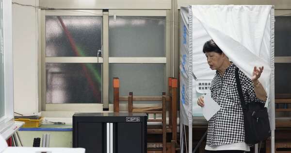 La Nación / Taiwán vota para decidir si destituye a más de 20 legisladores cercanos a China