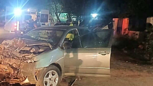 Oficial de Policía y una mujer sobreviven a violento choque de vehículos en Luque