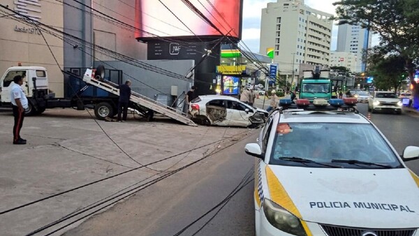 Video: Un automóvil atropella a una mujer que esperaba bus y derriba dos columnas