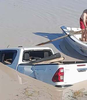 ¿HUNDEN CAMIONETA CON DOS CUERPOS DENTRO?