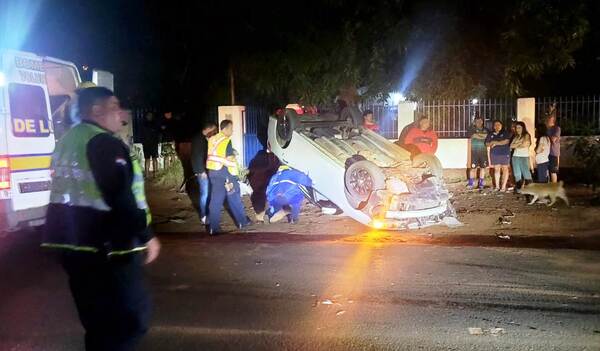 Autos vuelcan en la ruta Luque-Limpio •