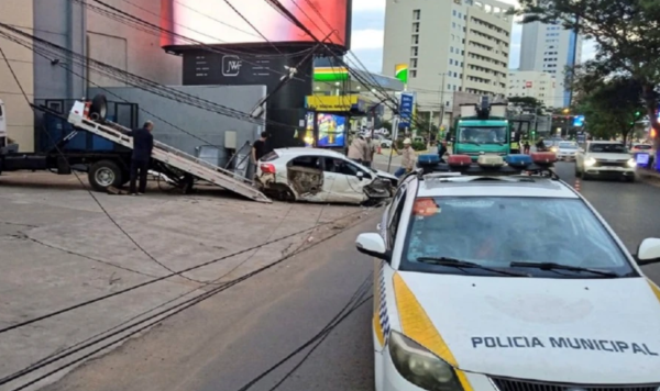 Auto choca contra dos columnas y atropella a una mujer en Asunción