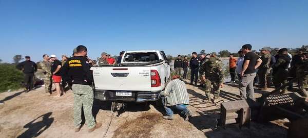 Video: hallan a desaparecidos dentro de una camioneta que cayó a tajamar en San Lázaro - Policiales - ABC Color
