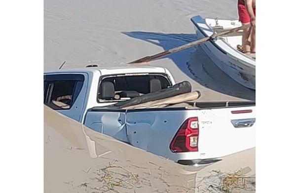 Hallan cuerpos de desaparecidos dentro de camioneta baleada en San Lázaro