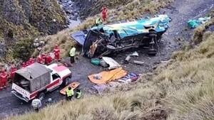 Al menos cinco fallecidos y ocho heridos al caer un ómnibus por un barranco en Bolivia