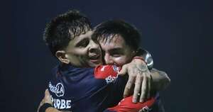 La Nación / Se abraza con fuerza a la punta