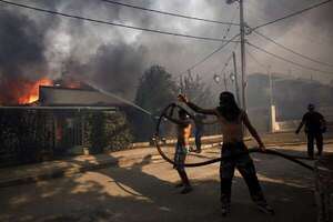 Grecia en llamas: combaten más de 10 incendios activos en todo el país - Mundo - ABC Color