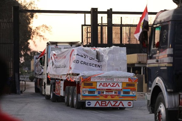 Camiones de ayuda humanitaria comenzaron a entrar a Gaza tras el anuncio de una “pausa táctica” de Israel - ADN Digital