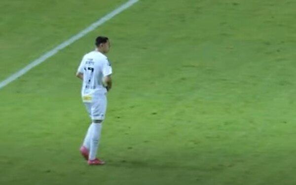 Versus / Gustavo Caballero tuvo un accidentado debut en el Santos