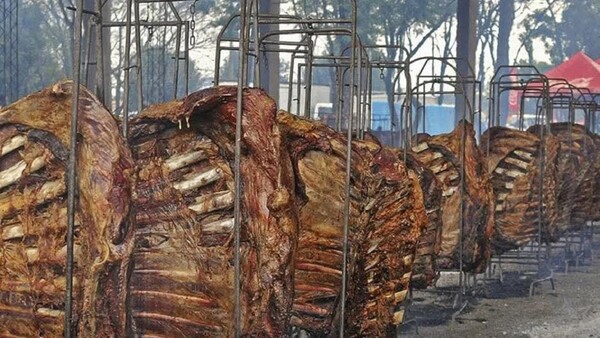 Con más de 8.000 kilos de carne: Arranca una nueva edición de la Fiesta de la Costilla