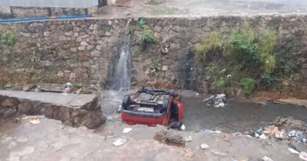 Diario HOY | GPS les jugó una mala pasada y cayeron con el auto a un arroyo