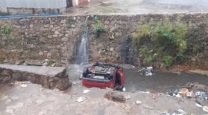 Se guiaron por el GPS y terminaron cayendo en el cauce de un arroyo