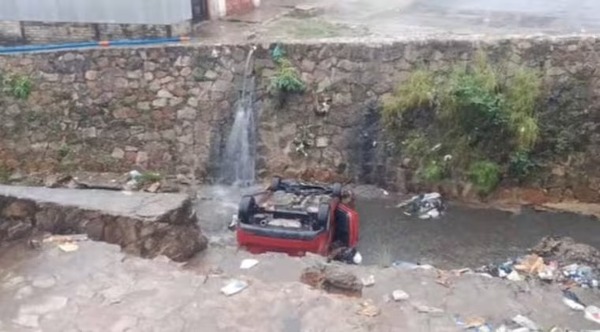 Se guiaron por el GPS y terminaron cayendo en el cauce de un arroyo