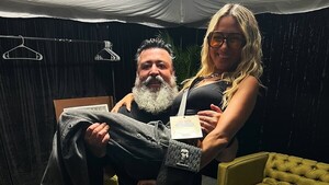 Popular / (GALERÍA)¡Exmodelo paraguaya apareció upa en los brazos de músicos de "Molotov"!