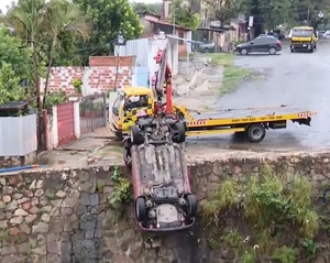 Auto cae al arroyo Morotĩ en Asunción por seguir GPS
