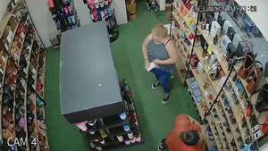 Video: ¡Mirá cómo dos mujeres robaron perfumes por valor de casi G. 14 millones! - Policiales - ABC Color
