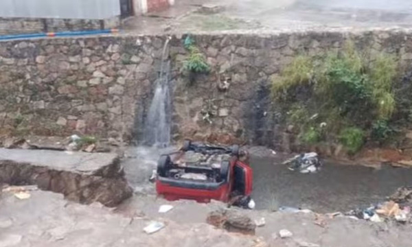 Madre e hija caen con su auto al arroyo Morotî por culpa del GPS - OviedoPress