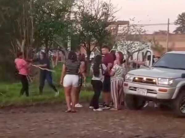 Popular / (VIDEO)Pillaron a infiel y mujeres se unieron para reventarlo a patadas