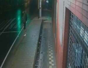 Video: un hombre sobrevivió a doble arrollamiento en Ypacaraí - Policiales - ABC Color