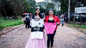 ¡Cumpleañera franjeada! Fue a la cancha con su vestido de 15
