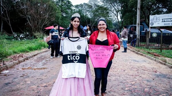 ¡Cumpleañera franjeada! Fue a la cancha con su vestido de 15