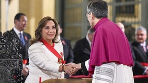 El arzobispo de Lima dice ante Boluarte que un "espíritu mafioso" se apoderó de Perú