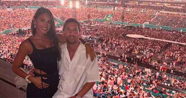 Popular / (VIDEO) ¡Atendé cómo reaccionaron Messi y su doña a la "kiss cam" en el concierto de Coldplay!