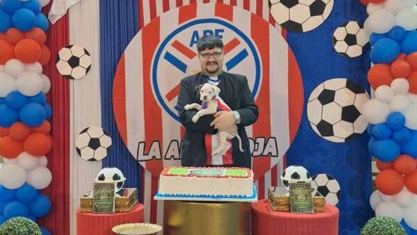 ¡Pa’i futbolero! Cura festejó su cumple con temática de la albirró