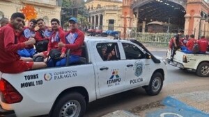 Jugadores de Encarnación FC entraron a la Chacarita en patrulleras para jugar