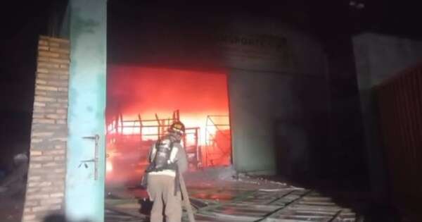 La Nación / Dos incendios en Minga Guazú dejan un hombre calcinado, depósito y camión destruidos