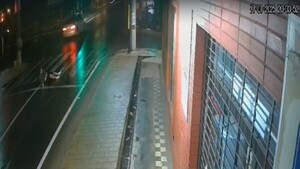 Video: Doble arrollamiento en Ypacaraí deja un herido y los conductores huyen