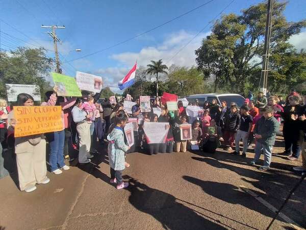 Familiares de joven desaparecido en Presidente Franco se manifiestan para exigir respuestas - ABC en el Este - ABC Color