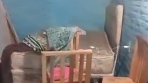 Intervienen inquilinato donde madre encerraba a niños y una beba en una pieza