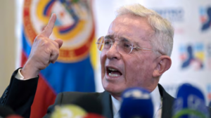 Expresidente colombiano Uribe, condenado por sobornar a un paramilitar