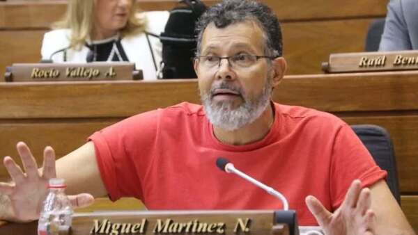 Diputado pide disculpas por sus dichos y cartismo habla de suspensión