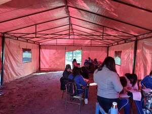 Dan clases bajo carpas, tras estar expuestos a la intemperie por falta de aulas - Nacionales - ABC Color