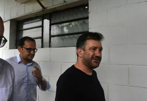 Exsenador y su secretaria son detenidos para ser extraditados