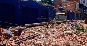 La Nación / La pared de un edificio se derrumbó sobre una casa causando cuantiosos perjuicios
