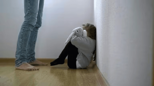 Le quemó la mano a su hija de nueve años, luego de que le contara que su padrastro la abusaba - Noticiero Paraguay