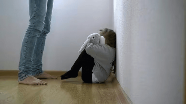 Le quemó la mano a su hija de nueve años, luego de que le contara que su padrastro la abusaba - Noticiero Paraguay