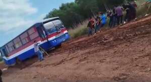 Pasajeros tiran de un colectivo atascado en el barro: el drama de los caminos en Moisés Bertoni, departamento de Caazapá - Nacionales - ABC Color
