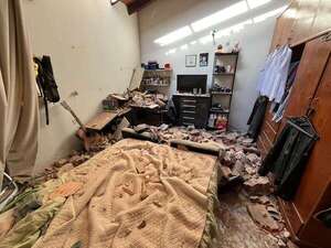 Parte de un edificio en demolición cayó sobre el techo de una vivienda conjunta - Nacionales - ABC Color