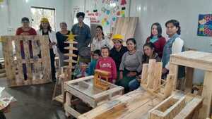 En un taller, mujeres aprenden a darle vida a los pallets en desuso