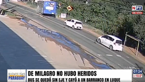 ¡De milagro no hay heridos! Ómnibus sufrió desprendimiento de eje y cayó a un barranco