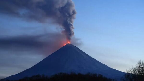 Entra en erupción el volcán Kliuchevskoi de Rusia tras el fuerte terremoto de magnitud 8,8